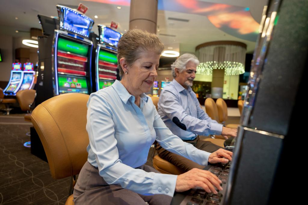 Dear Abby: How do I tell my elderly, gambling-addicted aunt that she can't move?